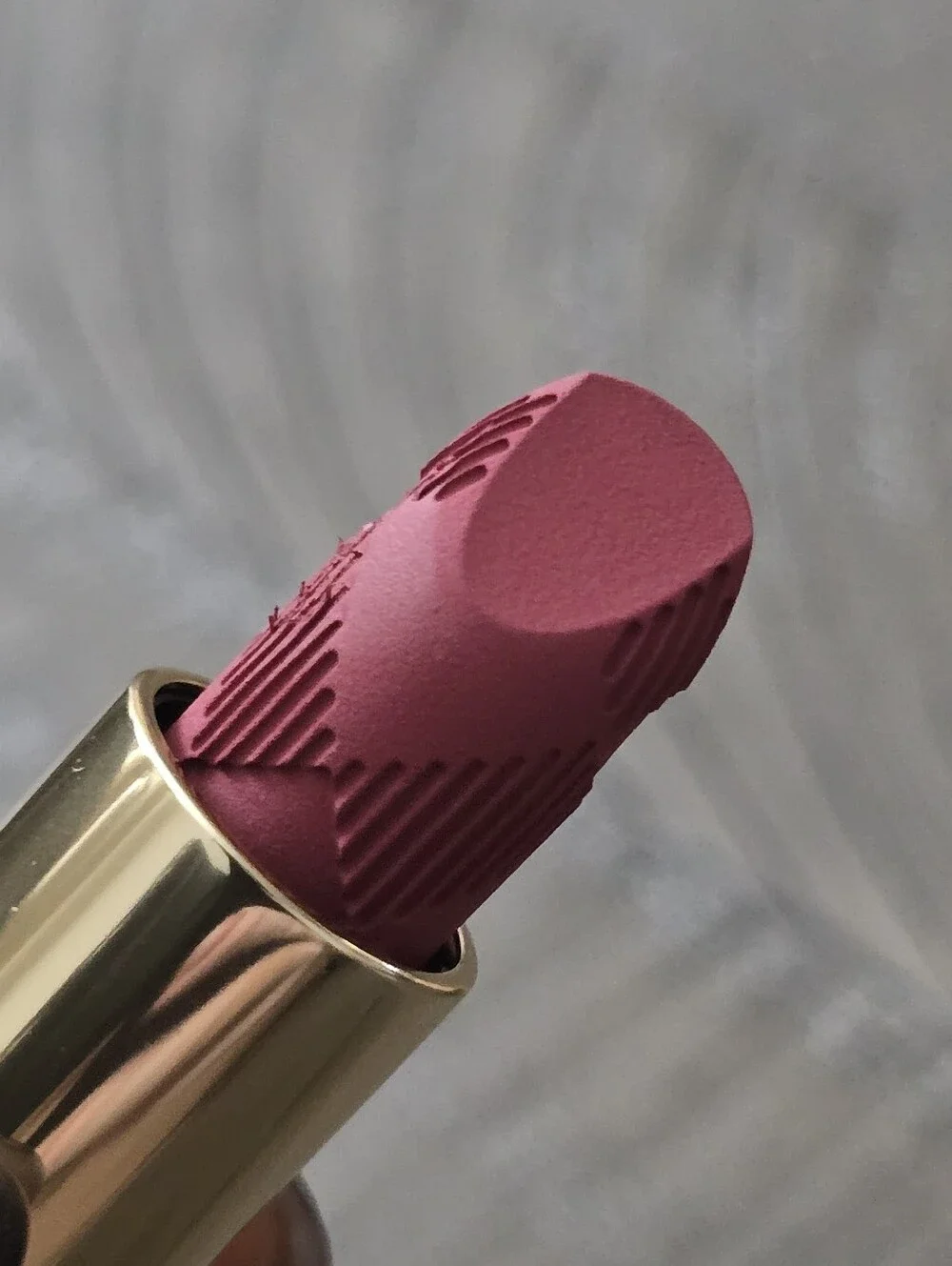 Burberry kisses lipstick
